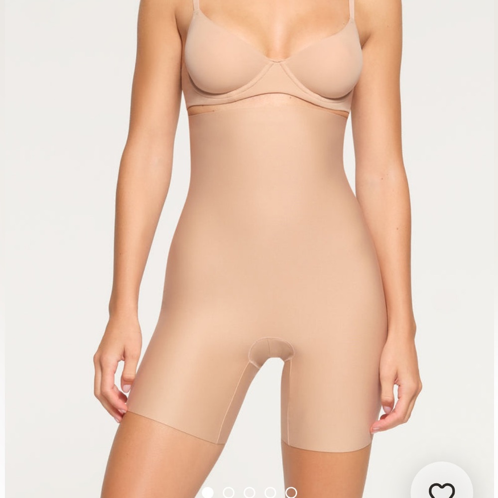 SKIMS BODY
HIGH-WAISTED MID THIGH
SHORT